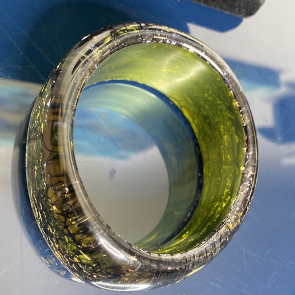 💚🖤Vintage Lucite Bangle Bracelet | Crackle Motif | Green & Black - Picture 4 of 12
